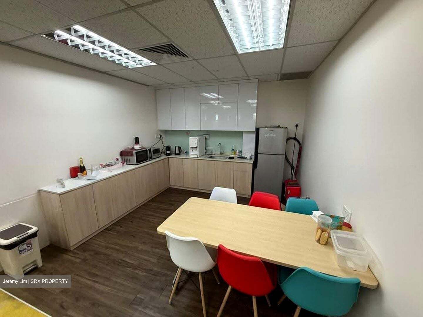 Palais Renaissance (D9), Office #632373401